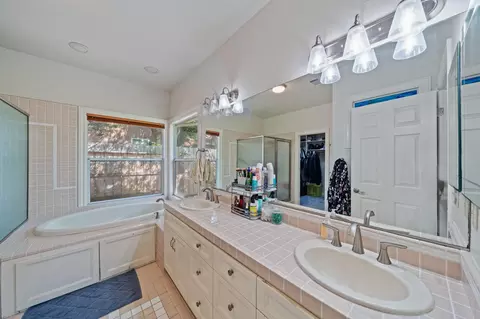 Bath - 2945 Forest Hills Dr, Redding, CA 96002 photo 1 of 5