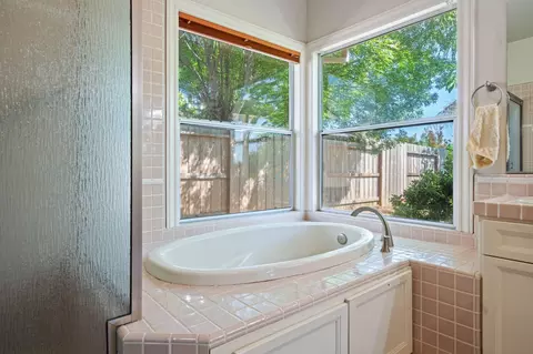 Bath - 2945 Forest Hills Dr, Redding, CA 96002 photo 3 of 5
