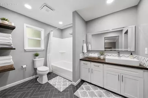 Bath - 1070 Dara Ct, Redding, CA 96003 photo 1 of 5