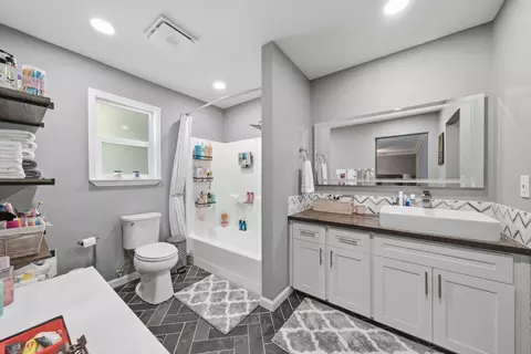 Bath - 1070 Dara Ct, Redding, CA 96003 photo 2 of 5