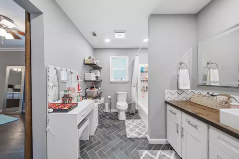 Bath - 1070 Dara Ct, Redding, CA 96003 photo 3 of 5