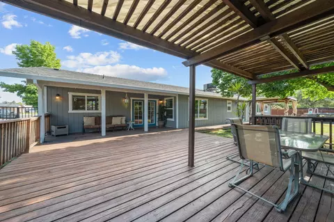 Exterior - 1070 Dara Ct, Redding, CA 96003 photo 5 of 12