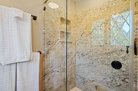Bath - 2990 Forest Hills Dr, Redding, CA 96002 photo 4 of 7