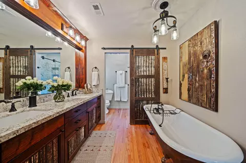Bath - 2990 Forest Hills Dr, Redding, CA 96002 photo 1 of 7