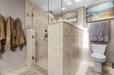 Bath - 568 River Oaks Dr, Redding, CA 96001 photo 4 of 5