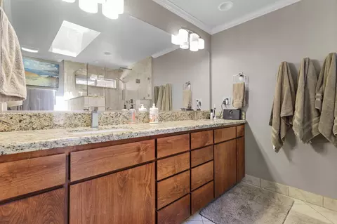Bath - 568 River Oaks Dr, Redding, CA 96001 photo 3 of 5