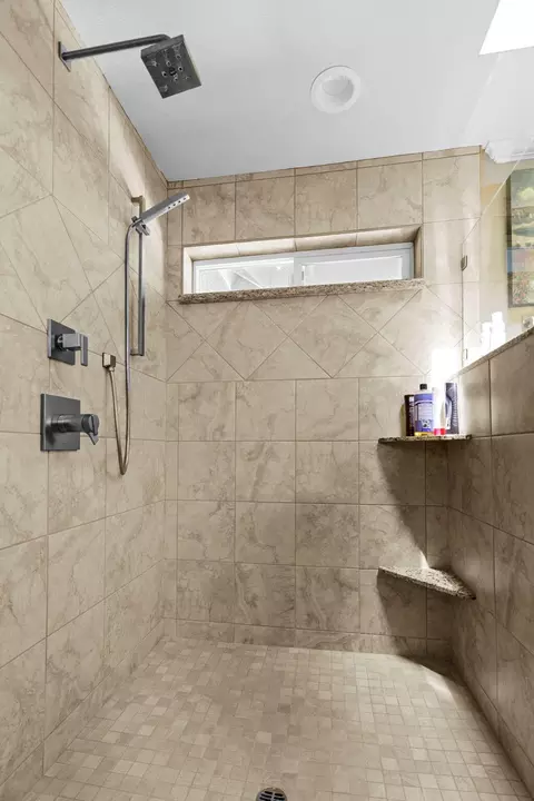 Bath - 568 River Oaks Dr, Redding, CA 96001 photo 5 of 5