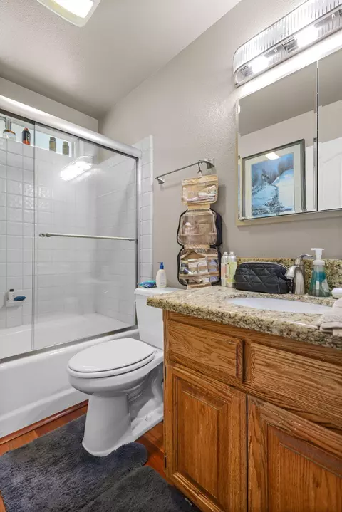 Bath - 568 River Oaks Dr, Redding, CA 96001 photo 2 of 5