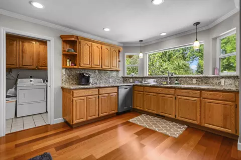Kitchen - 568 River Oaks Dr, Redding, CA 96001 photo 4 of 4