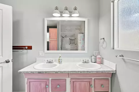 Bath - 21445 Wilcox Rd, Red Bluff, CA 96080 photo 5 of 6