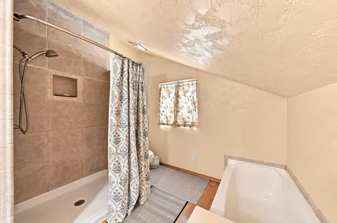 Bath - 21445 Wilcox Rd, Red Bluff, CA 96080 photo 2 of 6