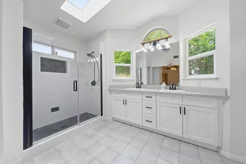 Bath - 2891 Pernie Trl, Redding, CA 96001 photo 2 of 4