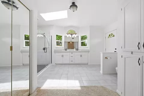 Bath - 2891 Pernie Trl, Redding, CA 96001 photo 1 of 4