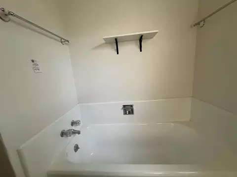 Bath - 116 Gurnsey Ave, Red Bluff, CA 96080 photo 2 of 4
