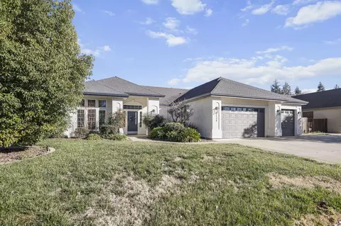 Exterior - 2724 Western Oak Dr, Redding, CA 96002 photo 12 of 13