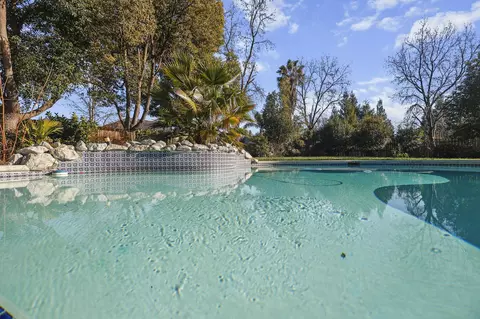 Exterior - 2724 Western Oak Dr, Redding, CA 96002 photo 2 of 13