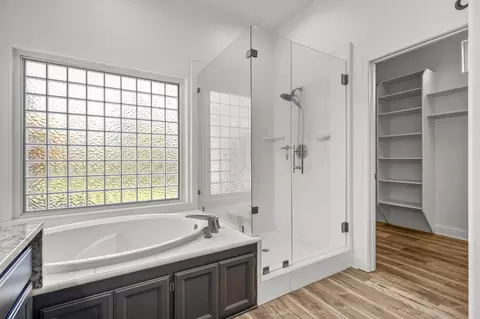 Bath - 2724 Western Oak Dr, Redding, CA 96002 photo 2 of 5