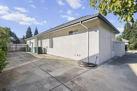 Exterior - 2724 Western Oak Dr, Redding, CA 96002 photo 10 of 13