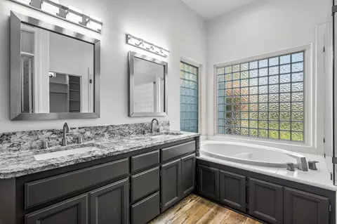 Bath - 2724 Western Oak Dr, Redding, CA 96002 photo 1 of 5