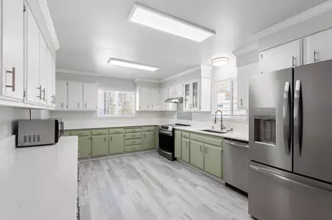 Kitchen - 21036 Boyle Rd, Redding, CA 96003 photo 3 of 5