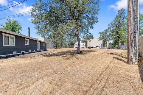 Exterior - 21036 Boyle Rd, Redding, CA 96003 photo 11 of 30