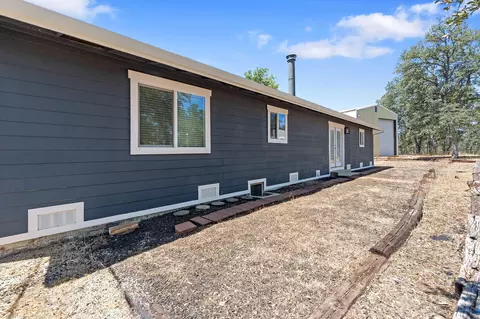 Exterior - 21036 Boyle Rd, Redding, CA 96003 photo 12 of 30