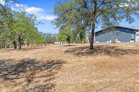 Exterior - 21036 Boyle Rd, Redding, CA 96003 photo 14 of 30