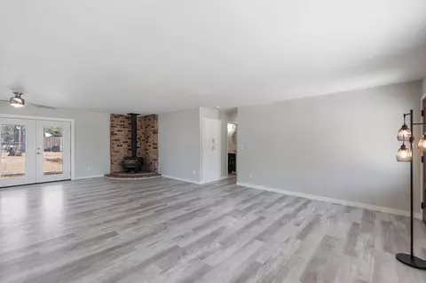 Living - 21036 Boyle Rd, Redding, CA 96003 photo 2 of 6