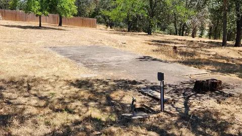 Exterior - 21036 Boyle Rd, Redding, CA 96003 photo 4 of 31