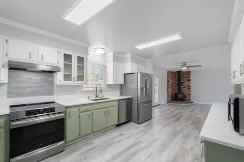 Kitchen - 21036 Boyle Rd, Redding, CA 96003 photo 4 of 5