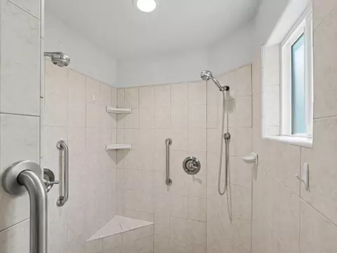 Bath - 4624 Columbine Dr, Redding, CA 96002 photo 5 of 5