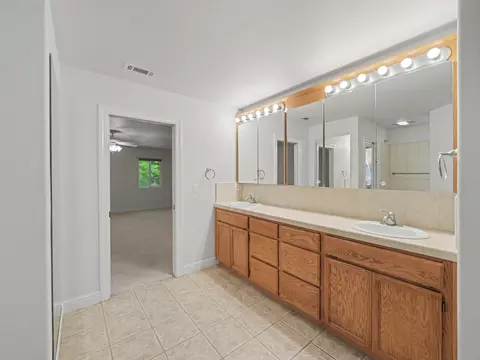 Bath - 4624 Columbine Dr, Redding, CA 96002 photo 3 of 5