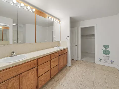 Bath - 4624 Columbine Dr, Redding, CA 96002 photo 2 of 5
