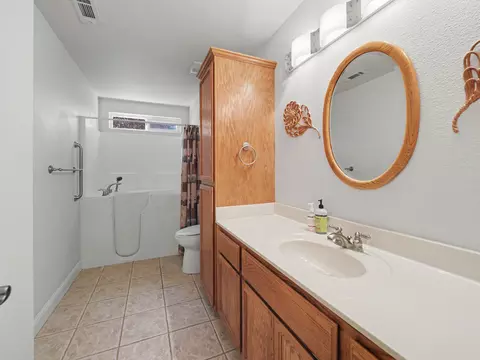 Bath - 4624 Columbine Dr, Redding, CA 96002 photo 4 of 5