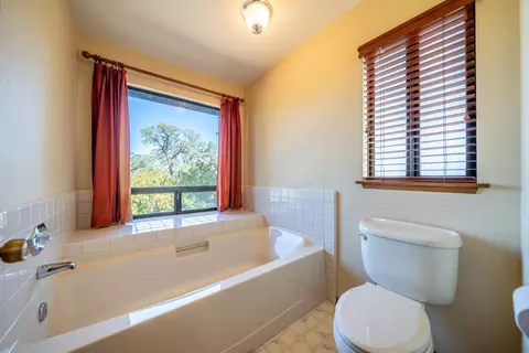 Bath - 2804 Panorama Dr, Redding, CA 96003 photo 5 of 5