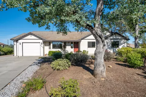 Exterior - 2804 Panorama Dr, Redding, CA 96003 photo 2 of 23