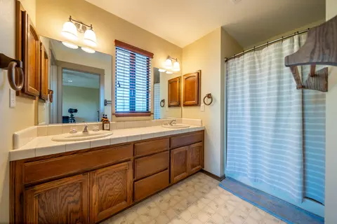 Bath - 2804 Panorama Dr, Redding, CA 96003 photo 4 of 5