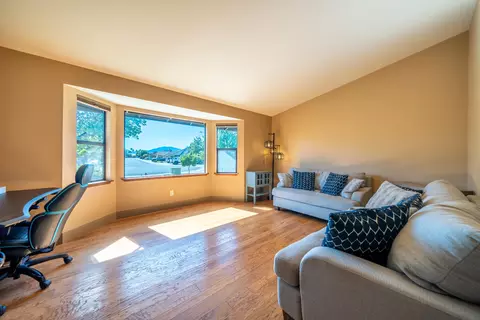 Living - 2804 Panorama Dr, Redding, CA 96003 photo 2 of 5