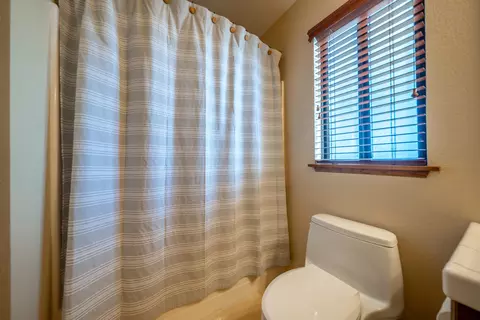 Bath - 2804 Panorama Dr, Redding, CA 96003 photo 3 of 5