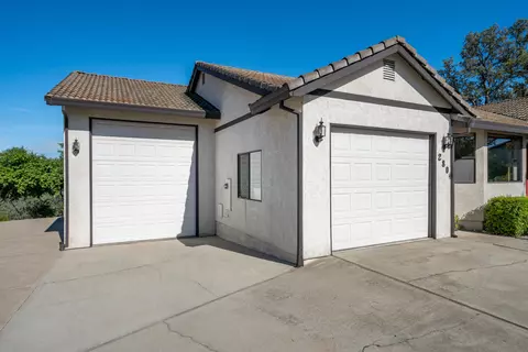 Exterior - 2804 Panorama Dr, Redding, CA 96003 photo 3 of 23