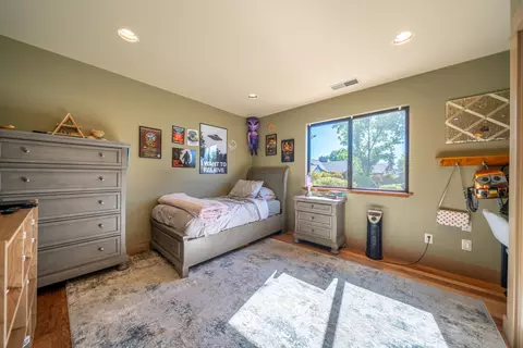Bedroom - 2804 Panorama Dr, Redding, CA 96003 photo 1 of 7