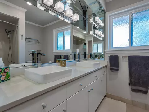 Bath - 1875 Crestmont Dr, Redding, CA 96002 photo 3 of 6