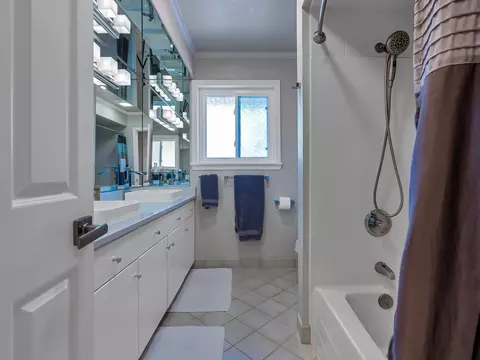 Bath - 1875 Crestmont Dr, Redding, CA 96002 photo 2 of 6