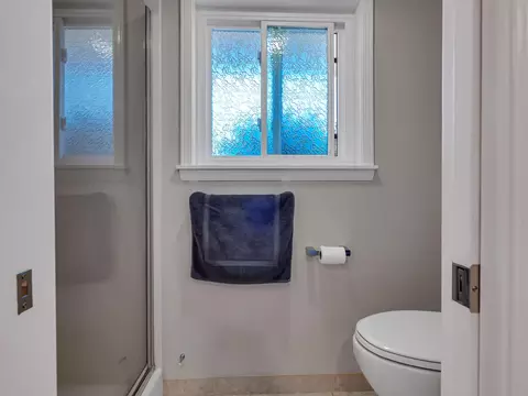 Bath - 1875 Crestmont Dr, Redding, CA 96002 photo 5 of 6