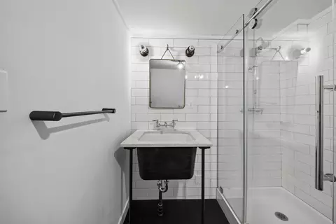 Bath - 1640 Highland Ave, Redding, CA 96001 photo 5 of 6