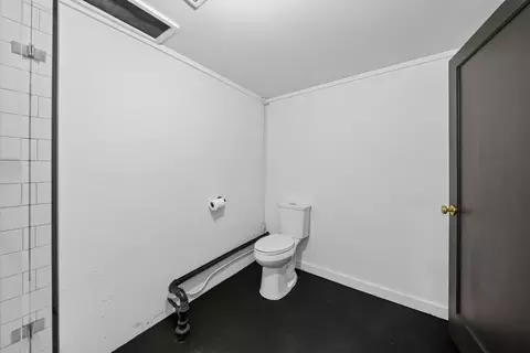 Bath - 1640 Highland Ave, Redding, CA 96001 photo 6 of 6
