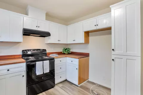 Kitchen - 8154 Churn Creek Rd, Redding, CA 96002 photo 3 of 4