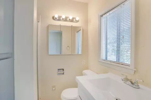 Bath - 8154 Churn Creek Rd, Redding, CA 96002 photo 3 of 3