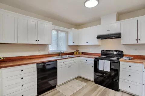 Kitchen - 8154 Churn Creek Rd, Redding, CA 96002 photo 2 of 4