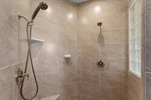 Bath - 1530 Gold Hills Dr, Redding, CA 96003 photo 8 of 10